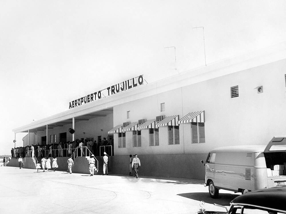 El nombre fue cambiado por el de "Aeropuerto Internacional General Trujillo", en homenaje al ideólogo de la obra.